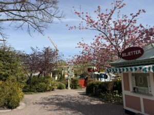 träd och biljettkassa i lisebergsparken